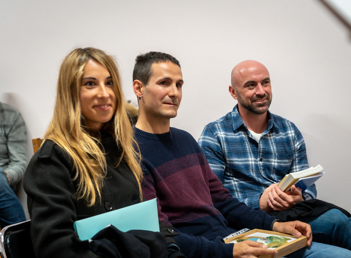 Philip Barendrecht, Esteban Martin y Sara Aranburu, ganadores/as del concurso de relatos “Paperezko bizitzak” (“Vidas de papel”)